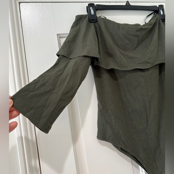 Forever 21 Contemporary off the shoulder ruffle bodysuit women’s - Picture 8 of 10